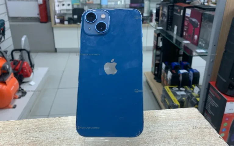 Apple iPhone 13 4/128 ГБ чучуть битая задняя крышк