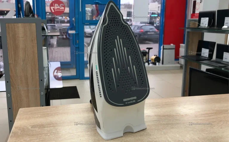 Утюг Redmond C260