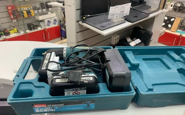 Аккумуляторная дрель-шуруповерт Makita DF488DWE