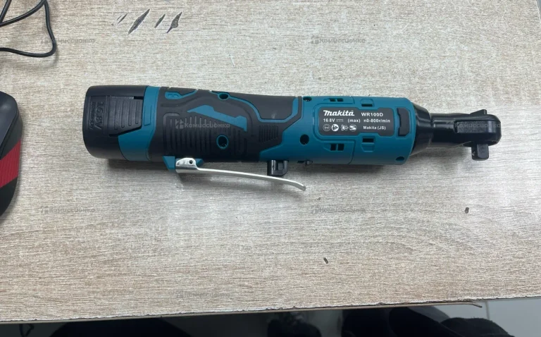 Трещотка аккумуляторная Makita WR100D
