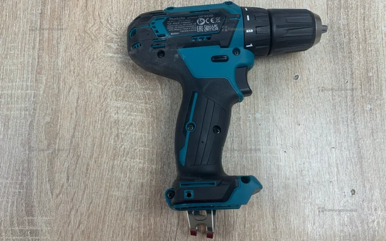 Аккумуляторная дрель-шуруповерт Makita DF333D