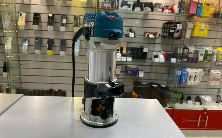 Фрезер makita RT0700C