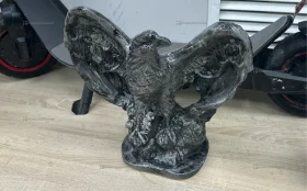 Статуя орел