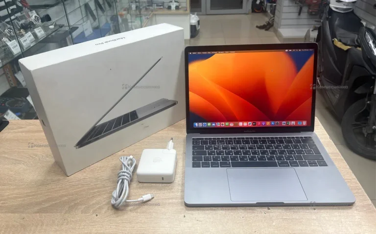 Ноутбук  Apple MacBook Pro 13 A1708