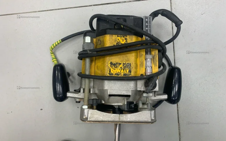 Фрезер DeWALT DW625E-QS