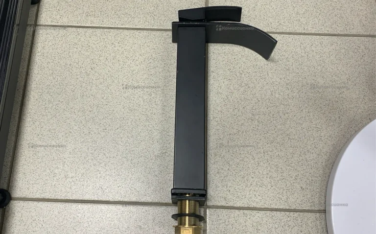 Смеситель для ванной черный