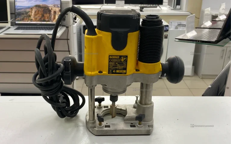Фрезер DeWALT DW621-QS