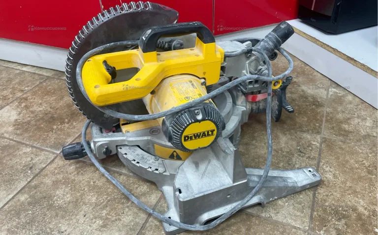 Торцовочная пила DeWALT DWS713