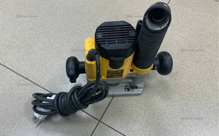 Фрезер DeWALT DW621-QS