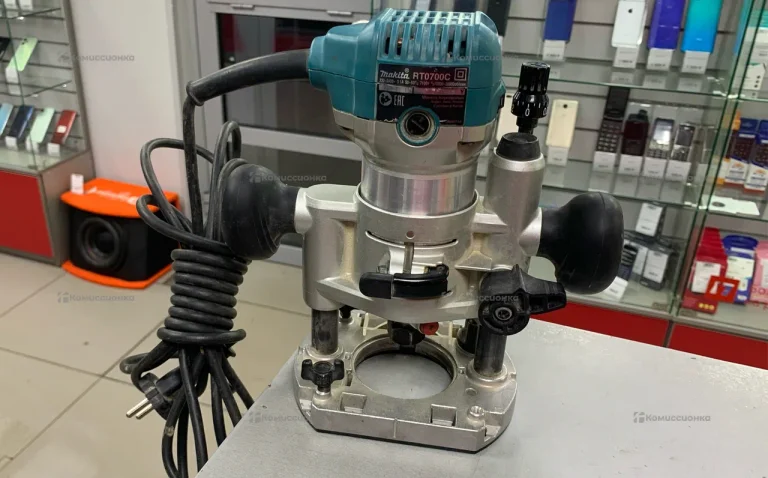 Фрезер makita RT0700C