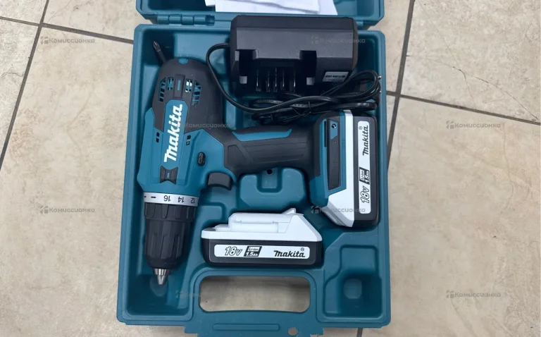 Шуруповерт Makita DF488D.
