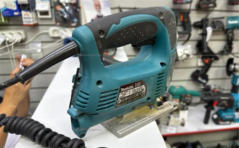 Электрический лобзик Makita 4329