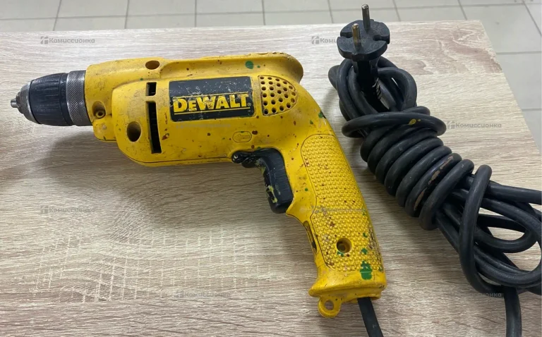 Дрель-шуруповерт dewalt D21008
