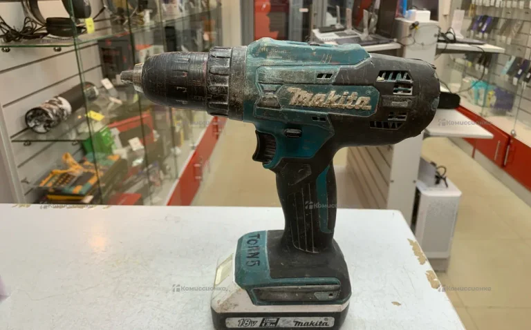 Аккумуляторная дрель-шуруповерт Makita DF488DWE