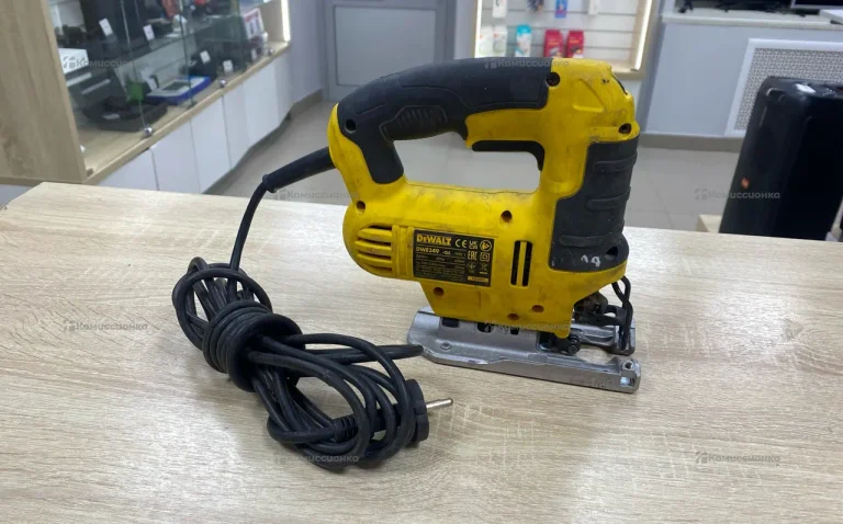 Электролобзик DeWALT DWE349