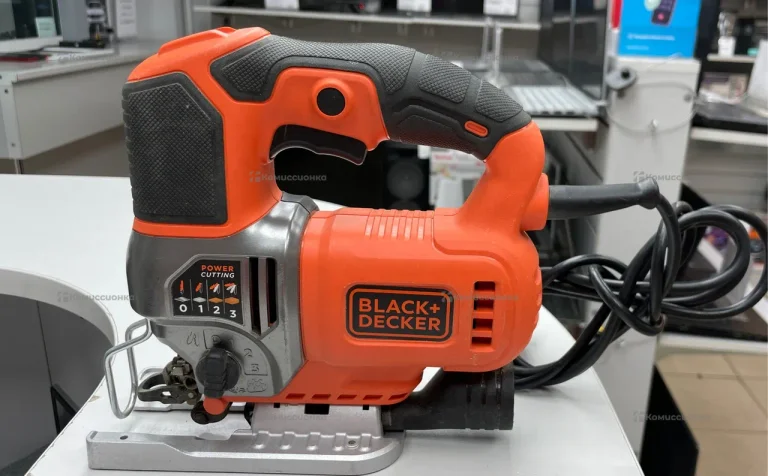 Лобзик Black Decker 650w