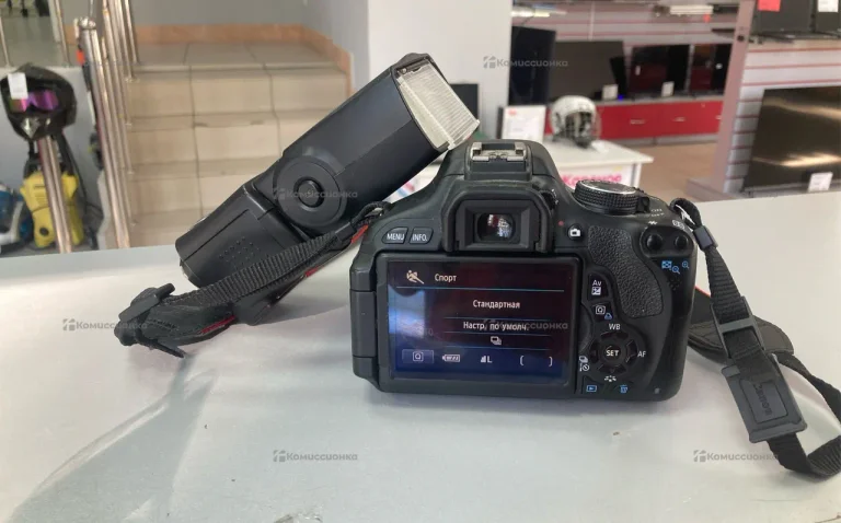 Фотоаппарат  CANON EOS 600D (со вспышкой)