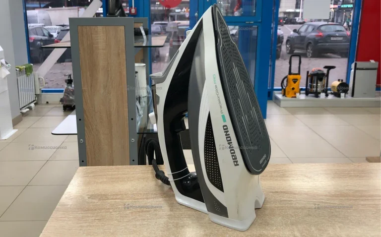 Утюг Redmond C260