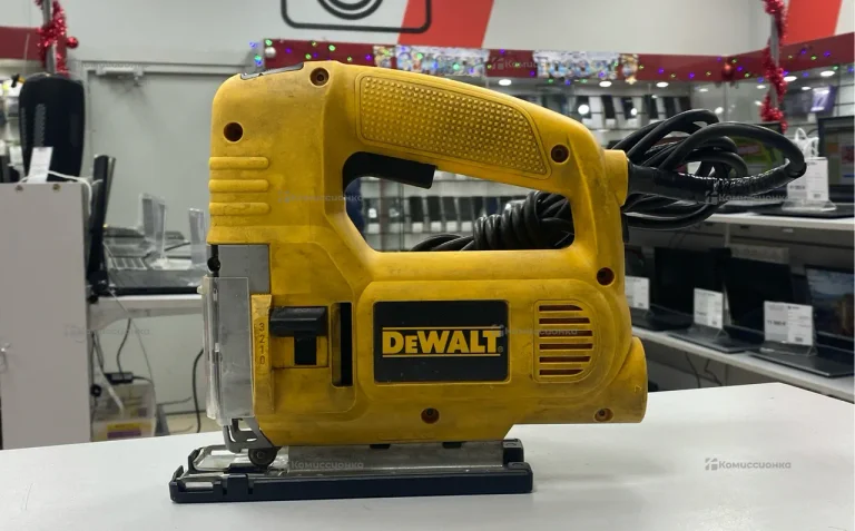 Электролобзик DeWalt dw320k