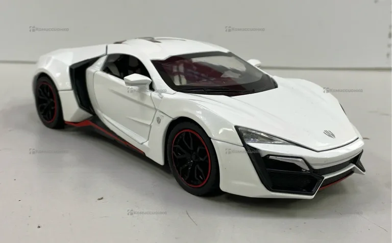 Машина белая