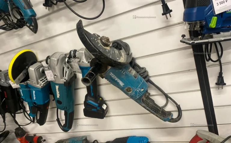 Угловая шлифовальная машина Makita GA9082