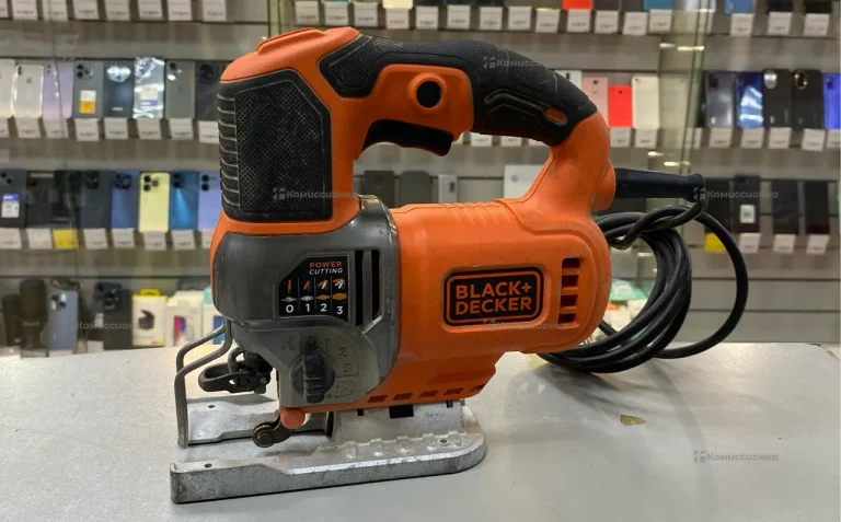 Электролобзик Black + Decker BES610