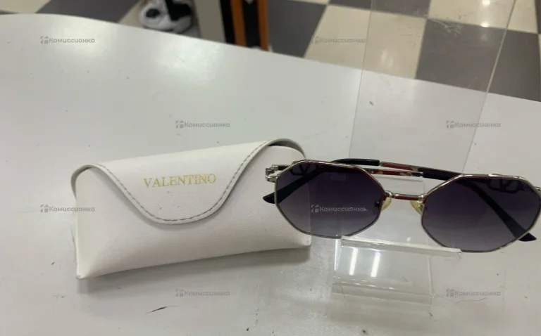 Солнцезащитные очки Valentino