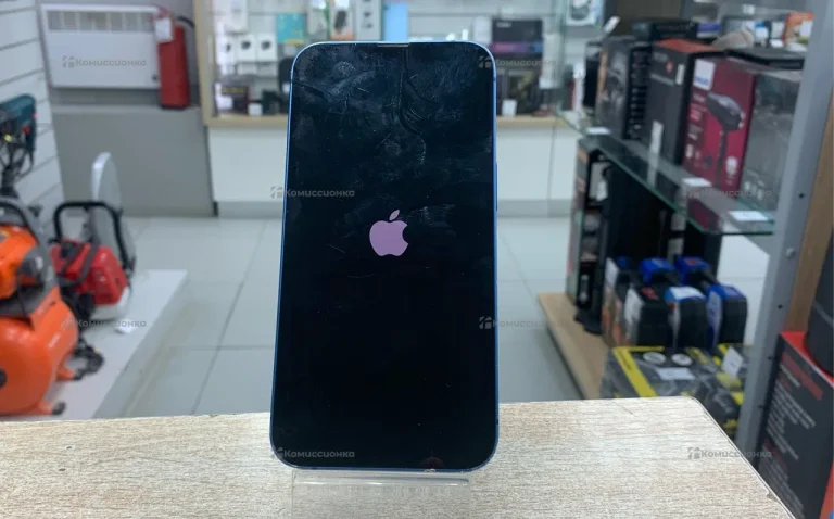 Apple iPhone 13 4/128 ГБ чучуть битая задняя крышк