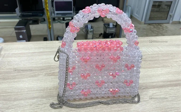 Сумка женская из бусин розовые сердечки