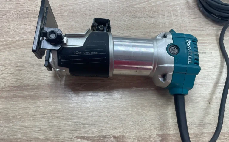 Фрезер makita RT0700C
