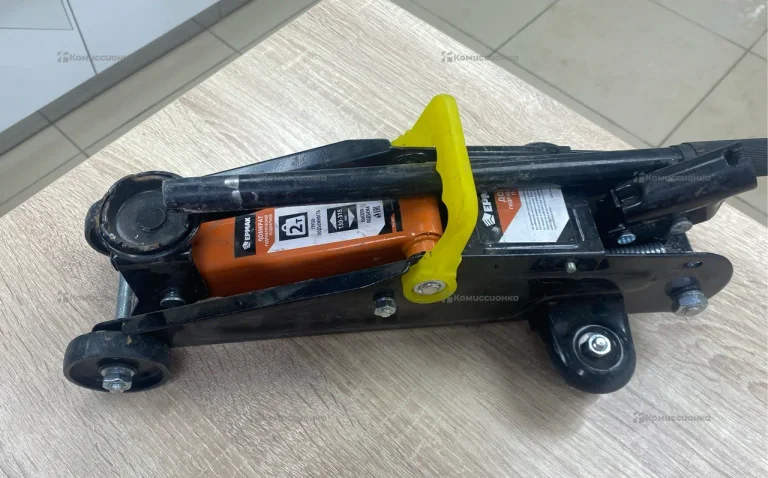 Домкрат ЕРМАК