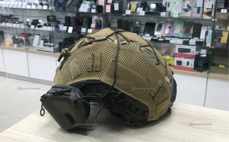 Тактический шлем с наушниками