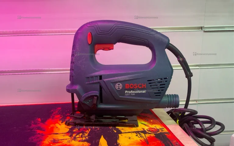 Электролобзик BOSCH  GST700