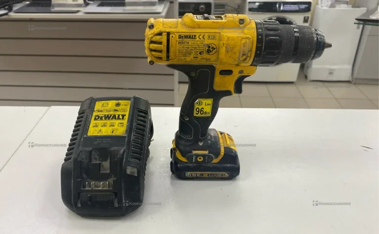 Дрель-шуруповерт DeWALT DCD710