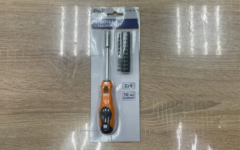 Отвертка с набором бит