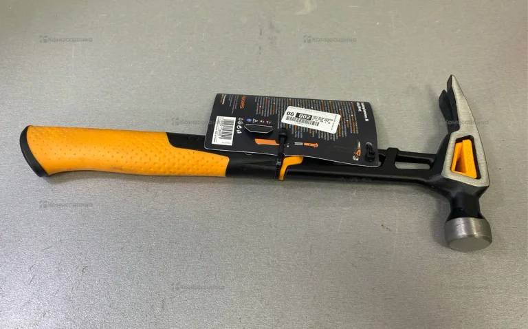 Молоток Fiskars
