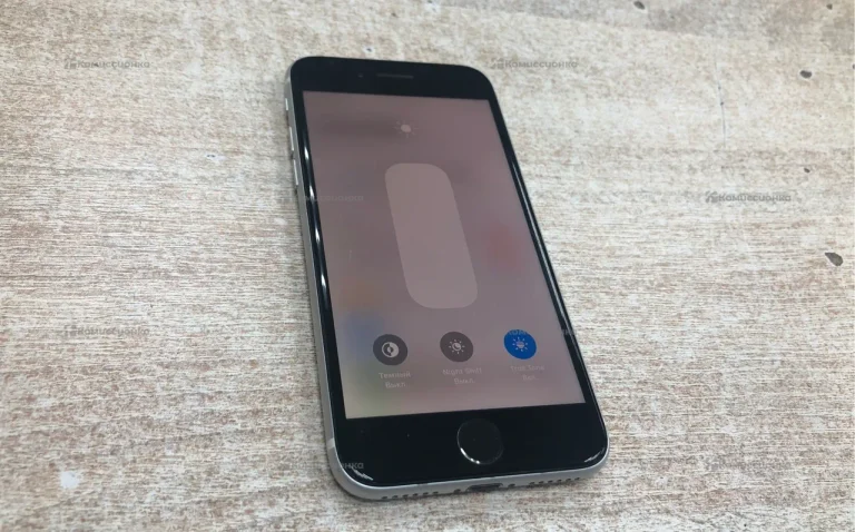Apple iPhone SE (2020) 3/64 ГБ