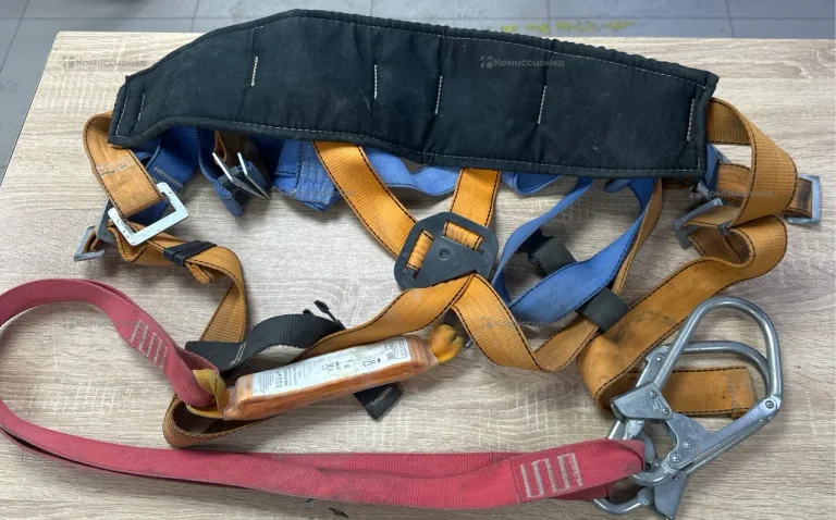 Страховочная привязь