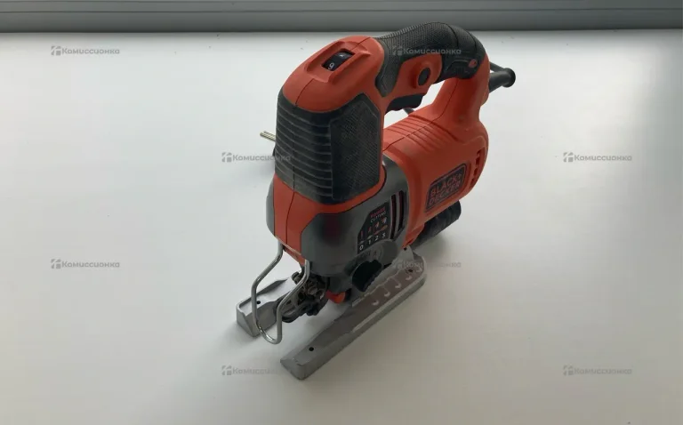 Электролобзик Black Decker BES610