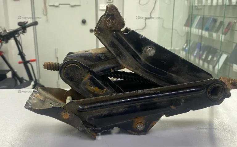 Домкрат автомобильный черный 1.5т