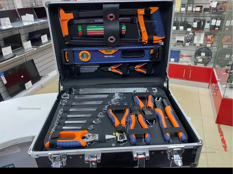Набор инструмента в чемодане 130 DEXELL