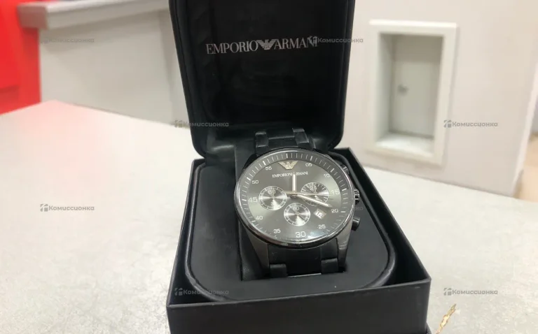 Часы  Emporio Armani черного цвета