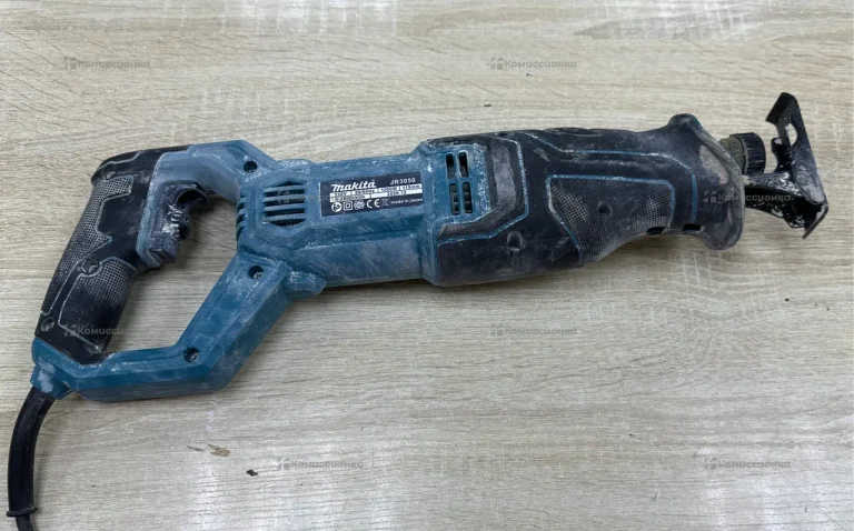 Сабельная пила Makita JR3050