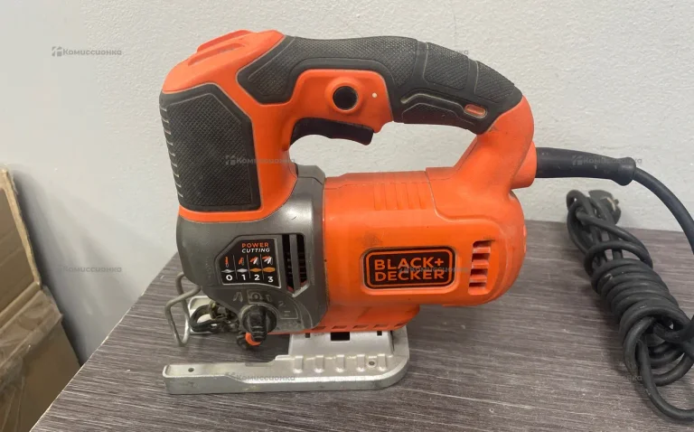 Электролобзик Black+Decker BES610