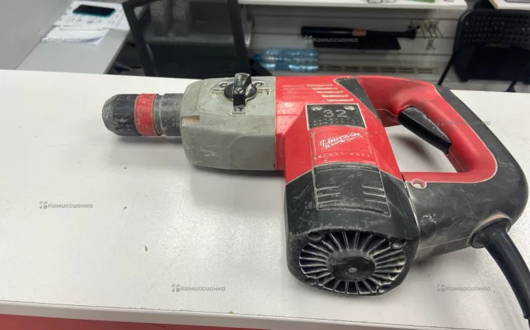 Перфоратор Milwaukee PLH 28 XE