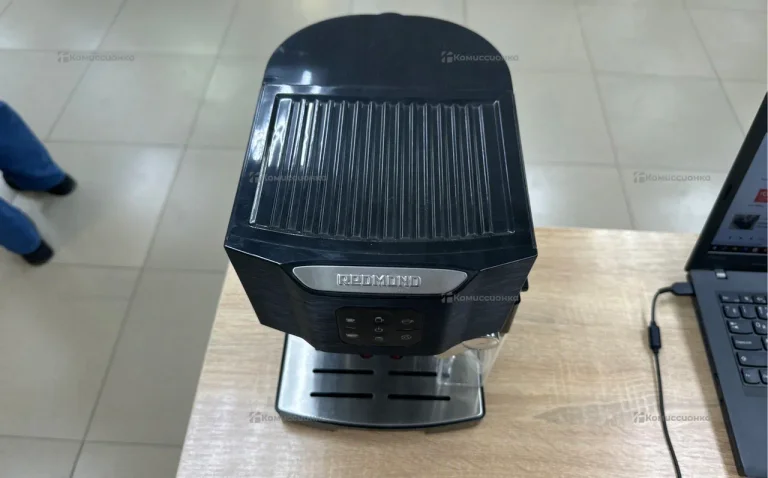 Кофеварка рожковая Redmond RCM-1511