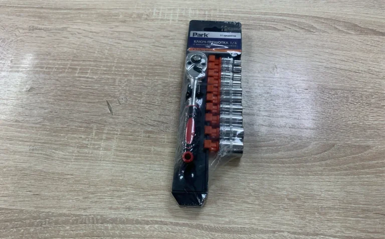 Ключ трещетка 1/4 с набором торцевых головок