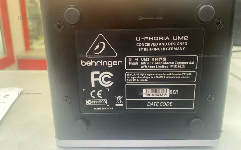 Звуковая карта behringer u-phoria um2