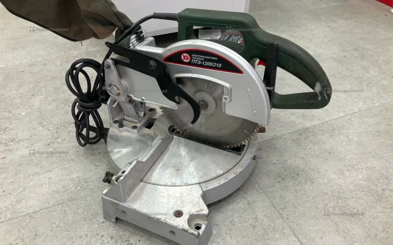 Торцовочная пила Калибр ПТЭ-2100/210