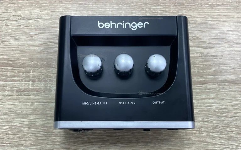 Внешняя звуковая карта Behringer U-Phoria UM2